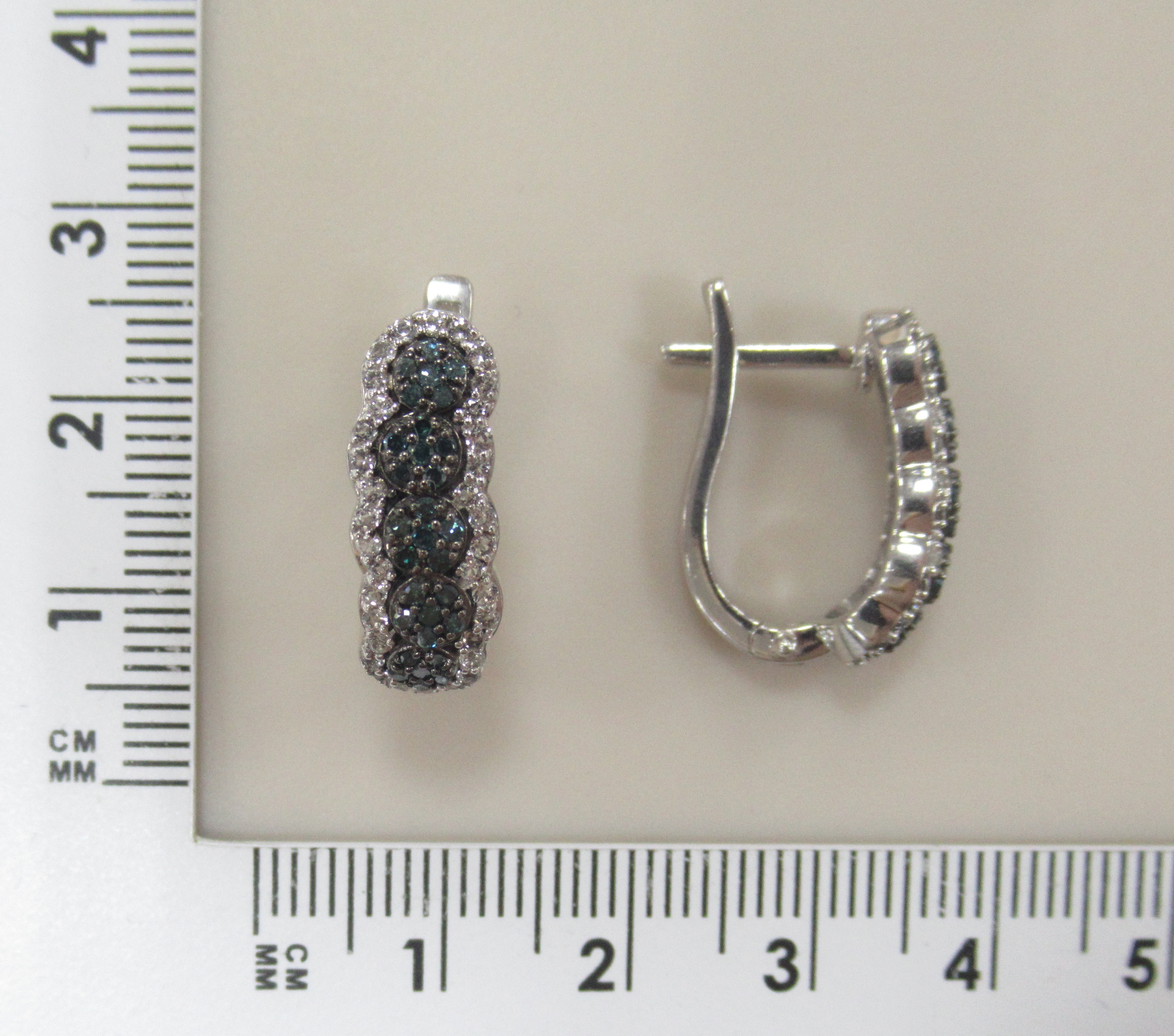 Серебряные серьги с голубыми бриллиантами